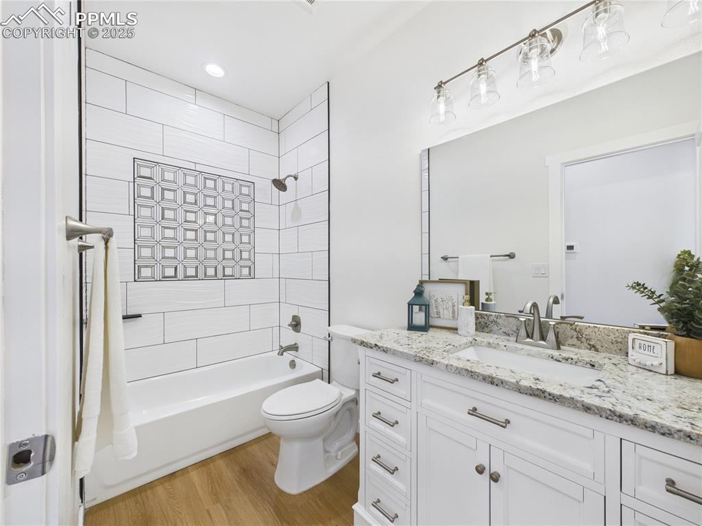 Image 20 of 39: Bathroom