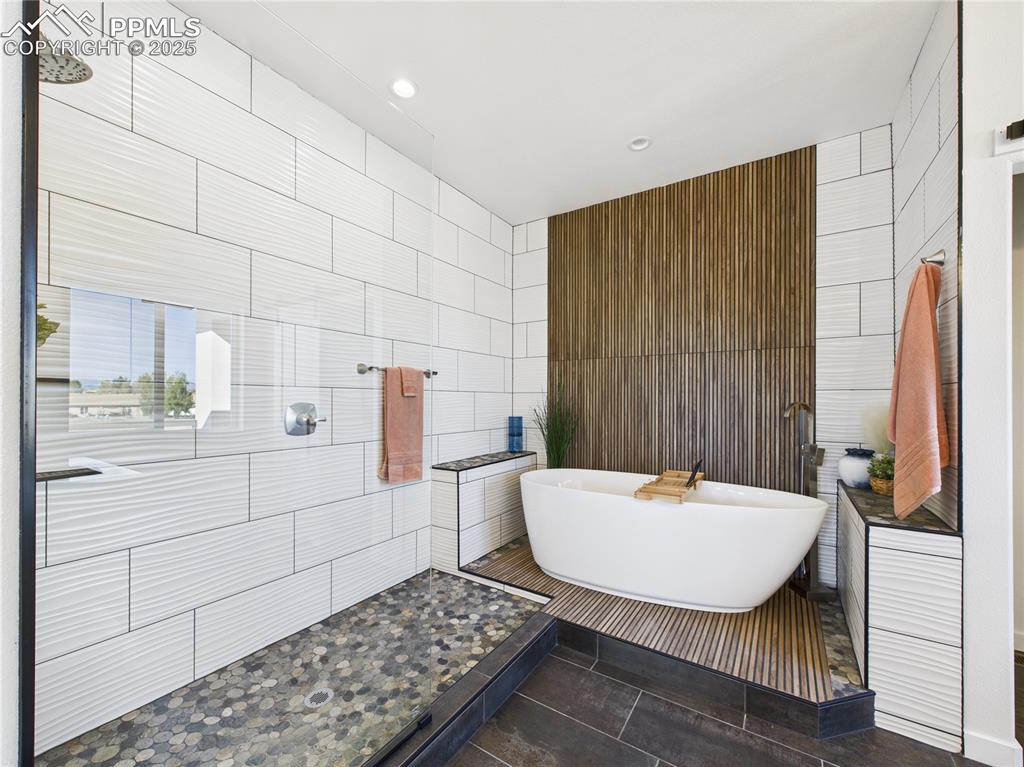 Image 29 of 39: Bathroom