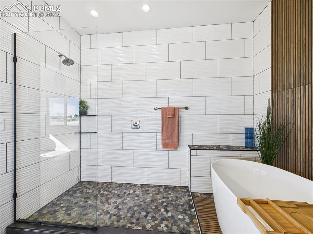 Image 30 of 39: Bathroom