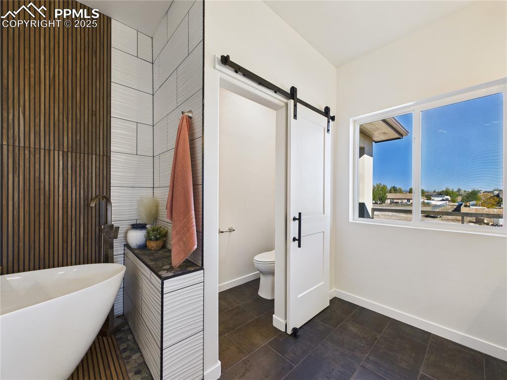 Image 32 of 39: Bathroom