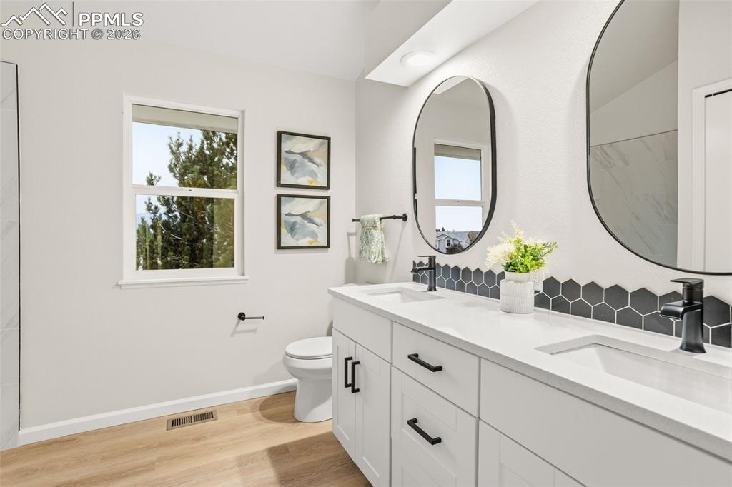 Image 38 of 46: Bathroom