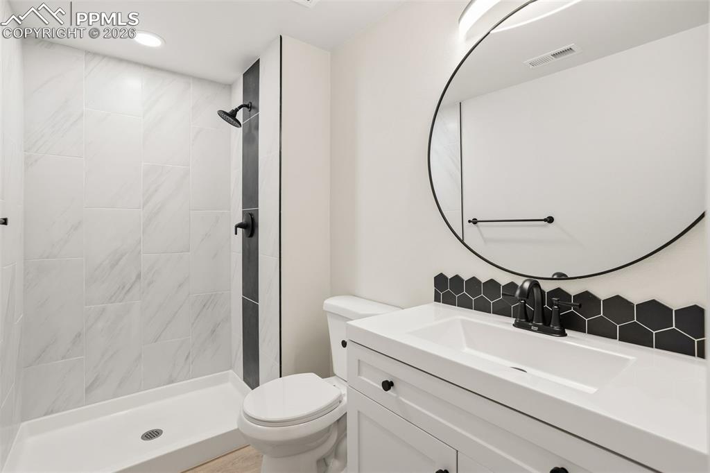 Image 41 of 46: Upgraded Bathroom with Designer Features, Perfect for Getting Ready or Wind