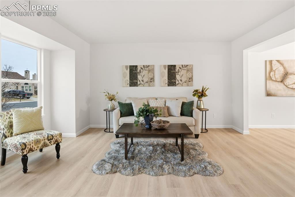 Image 5 of 46: Bright Living Space