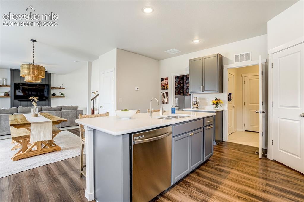 Image 15 of 50: Kitchen