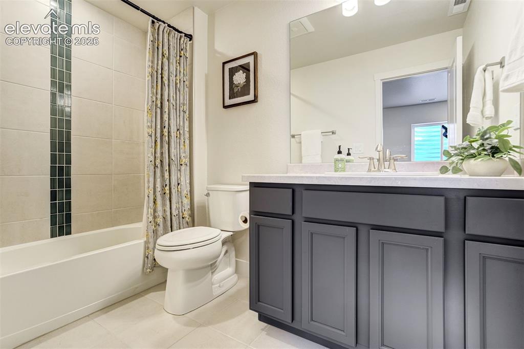 Image 38 of 50: Bathroom