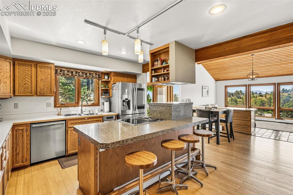 Image 12 of 45: Kitchen