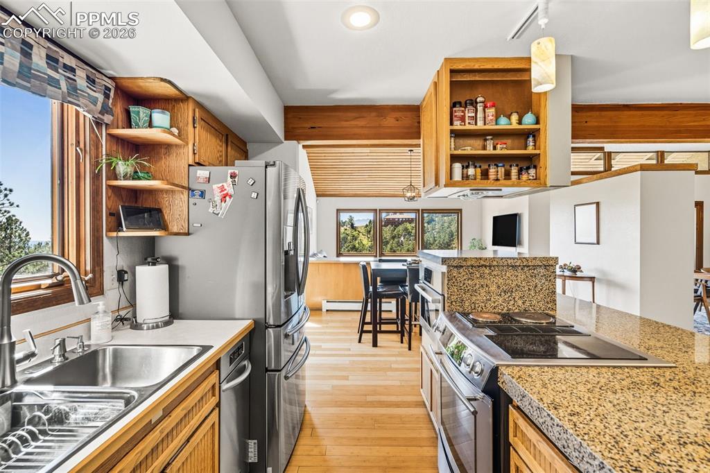 Image 15 of 45: Kitchen