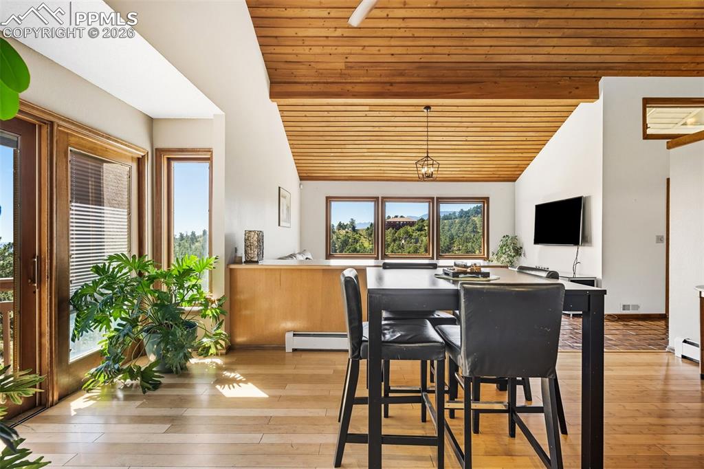 Image 16 of 45: Dining Area