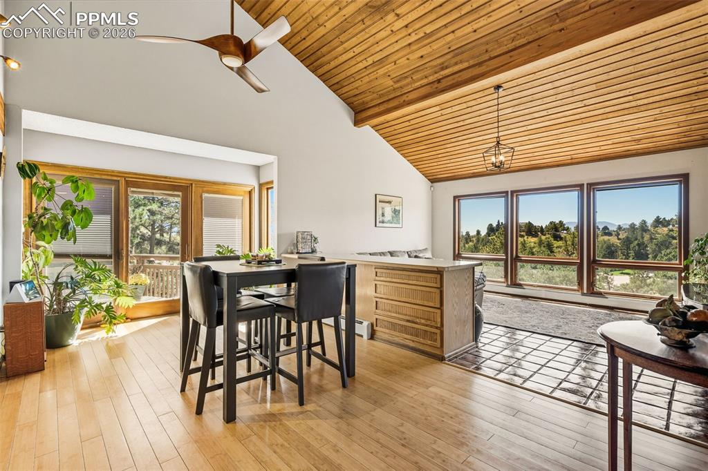 Image 17 of 45: Dining Area