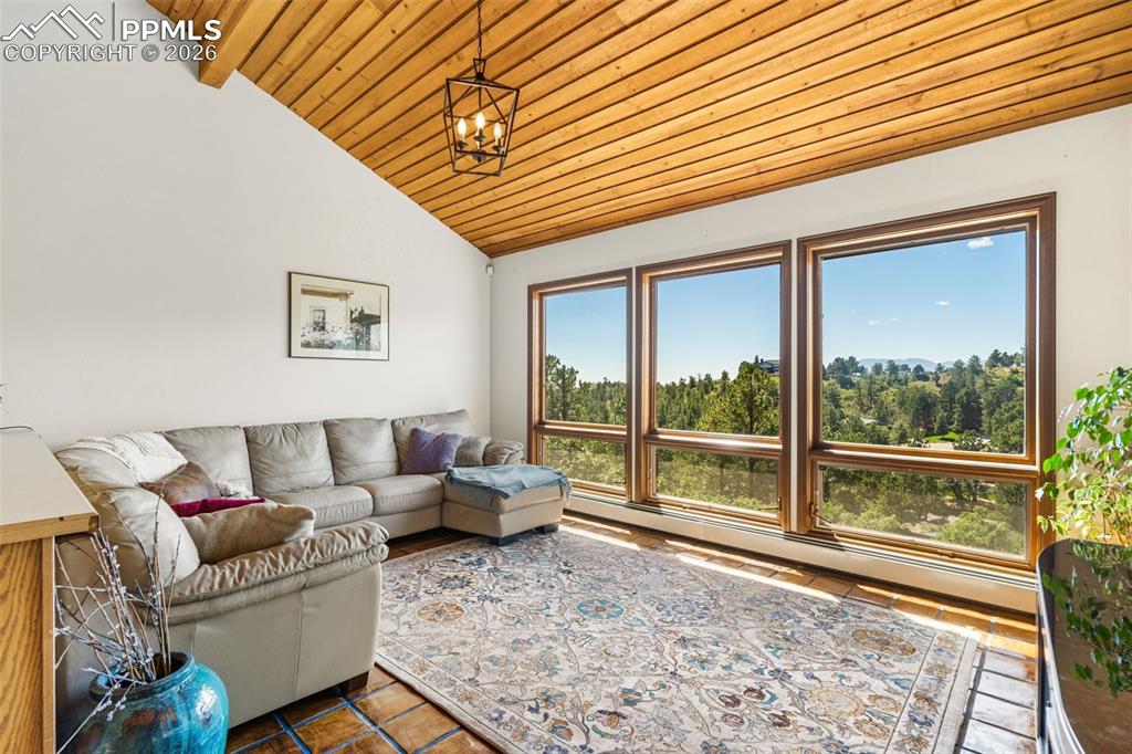 Image 19 of 45: Living Room