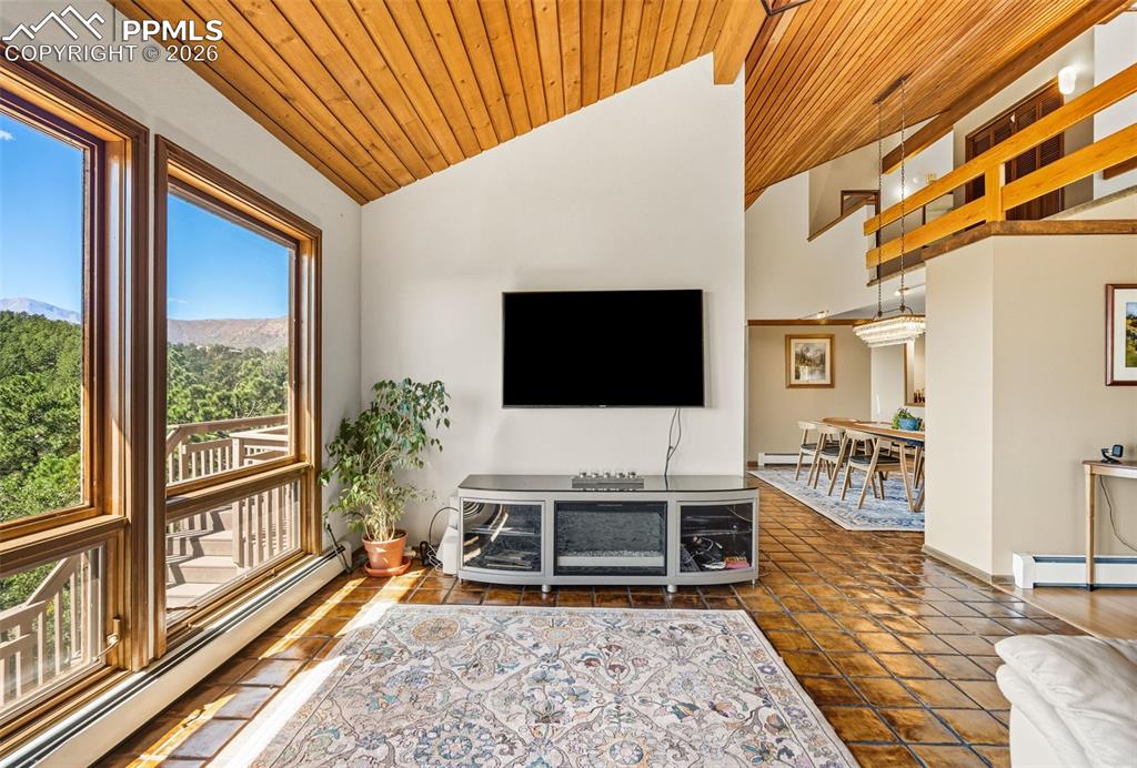 Image 20 of 45: Living Room