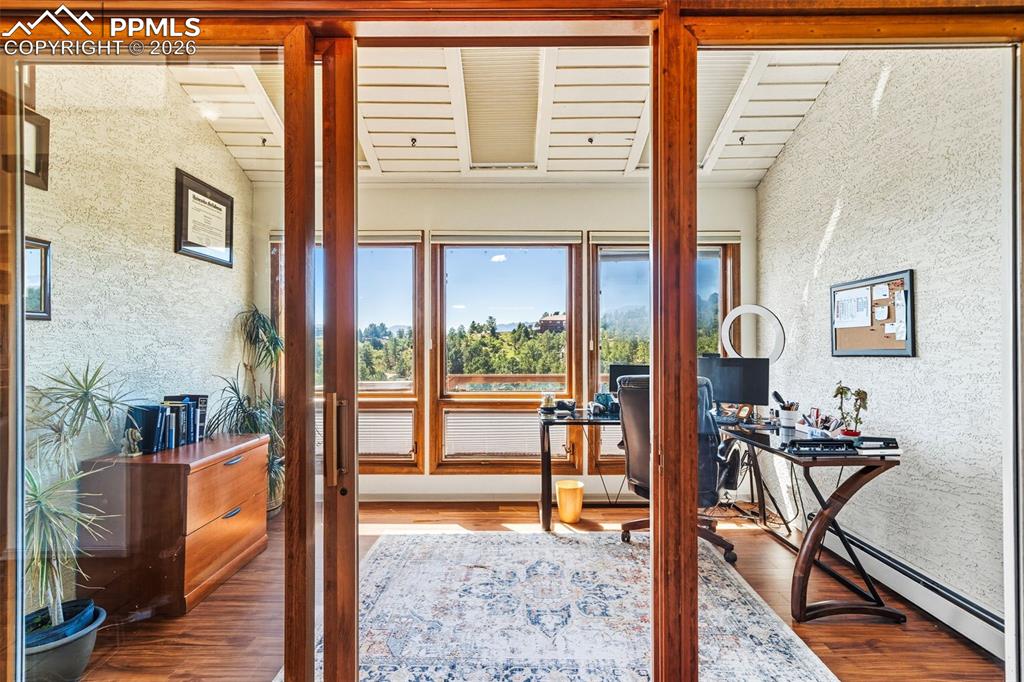 Image 21 of 45: Office