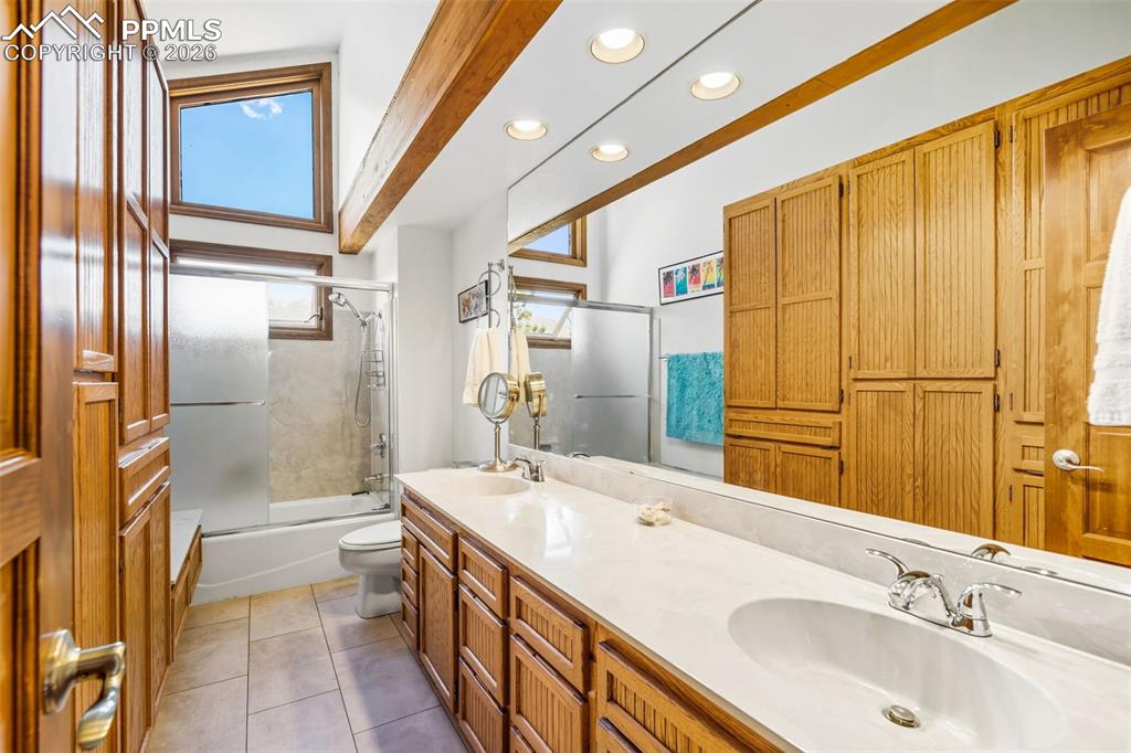 Image 29 of 45: Bathroom