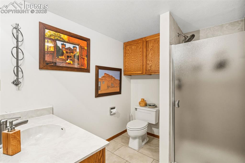 Image 32 of 45: Bathroom