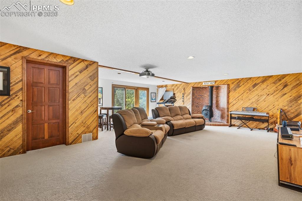 Image 35 of 45: Living Room