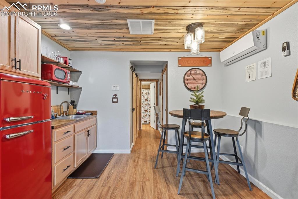 Image 14 of 35: Dining Area