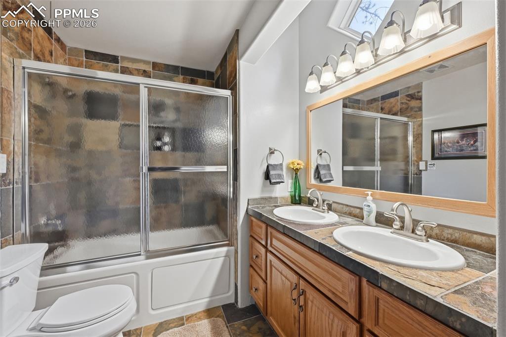 Image 22 of 35: Bathroom