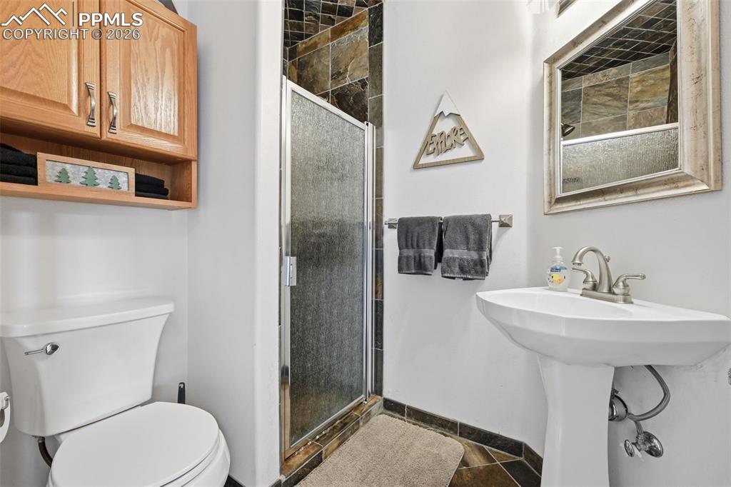 Image 26 of 35: Bathroom