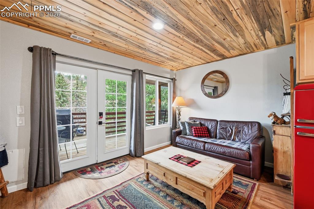 Image 27 of 35: Living Room