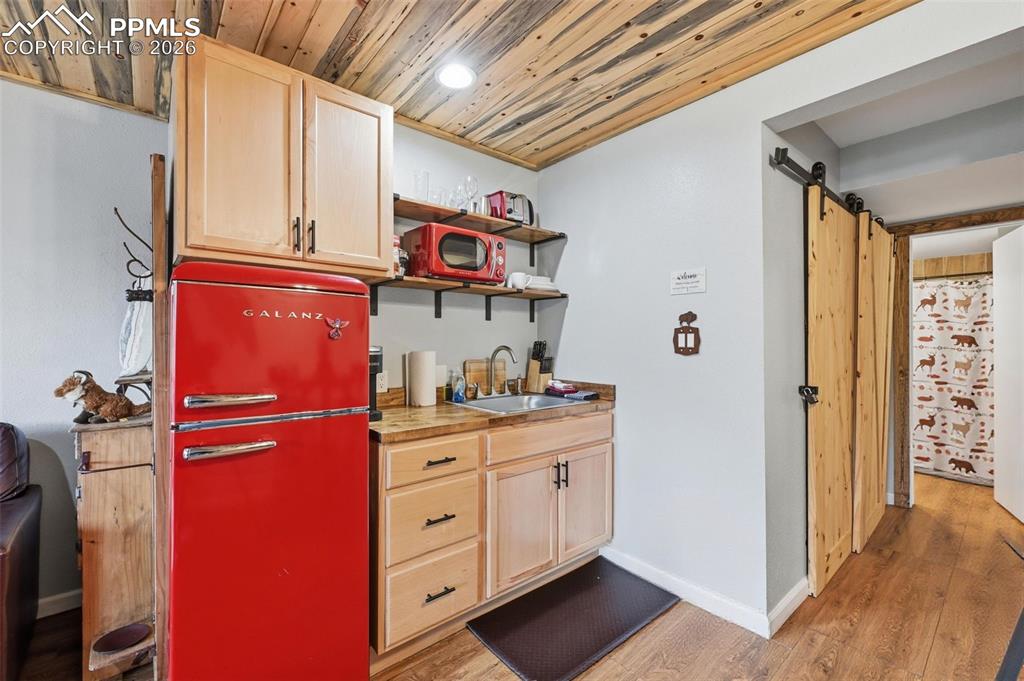 Image 28 of 35: Kitchen