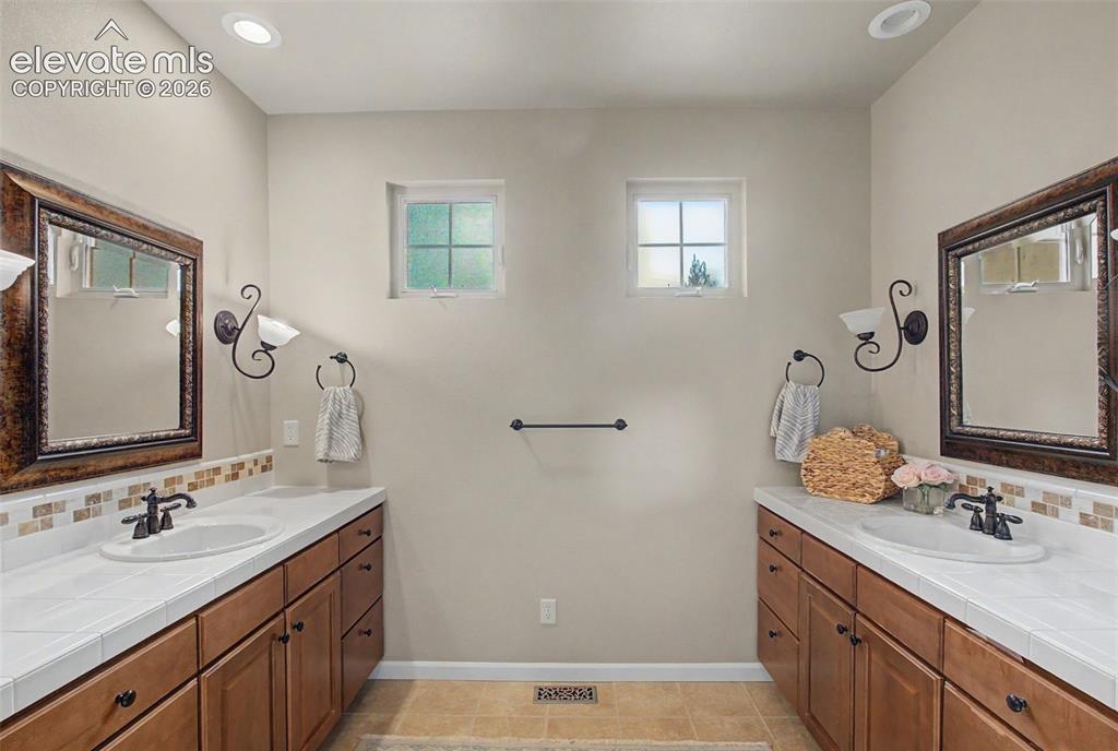 Image 14 of 37: Bathroom