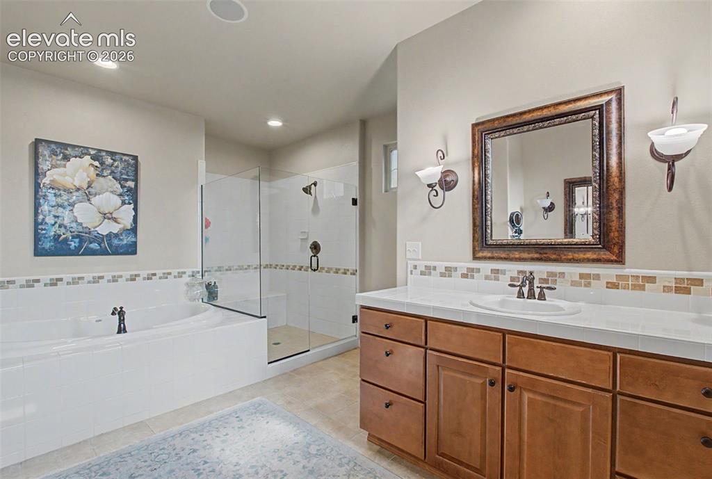 Image 15 of 37: Bathroom