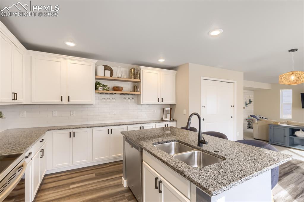 Image 18 of 25: Kitchen