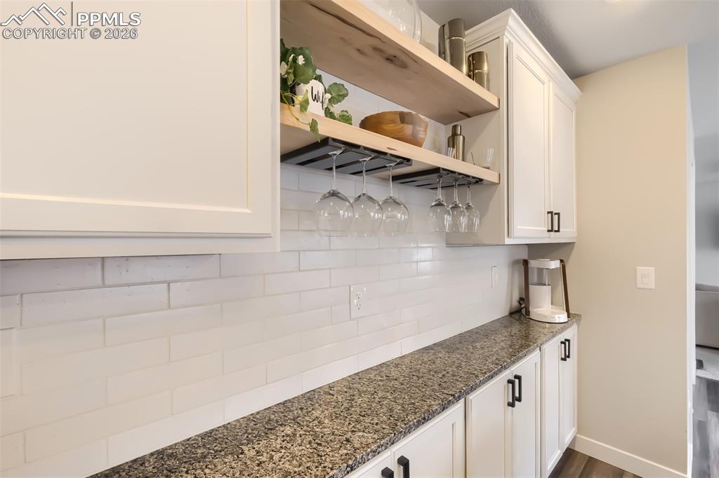 Image 19 of 25: Kitchen