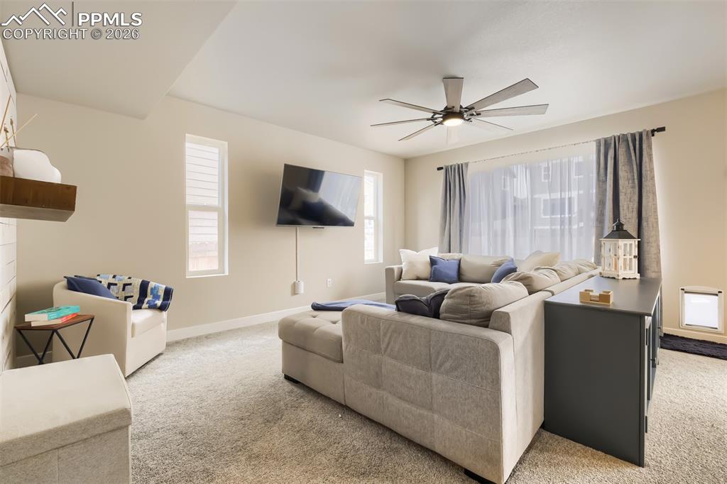 Image 21 of 25: Living Room