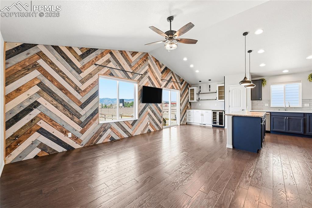 Image 11 of 40: Kitchen