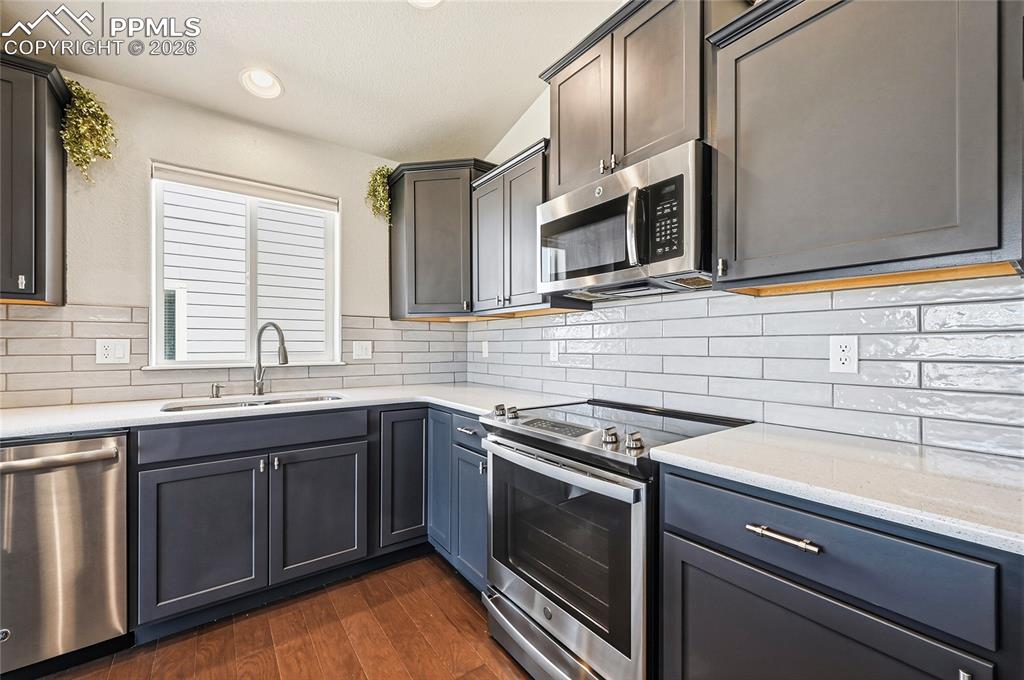 Image 14 of 40: Kitchen