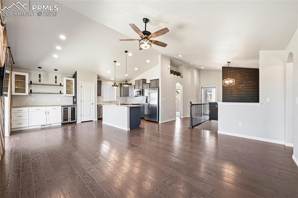 Image 15 of 40: Living Room