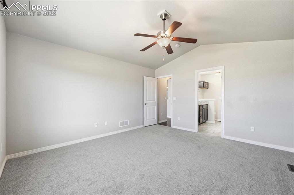 Image 18 of 40: Bedroom