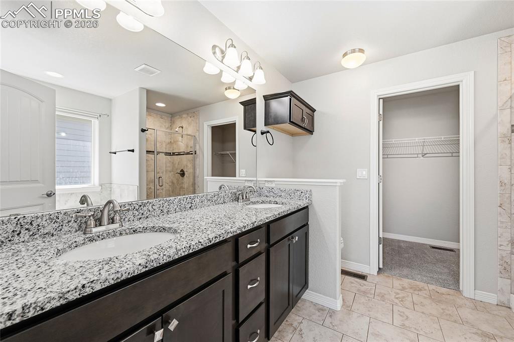 Image 19 of 40: Bathroom