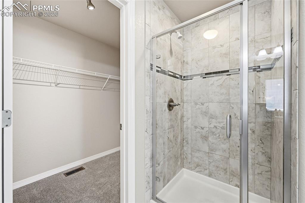 Image 21 of 40: Bathroom