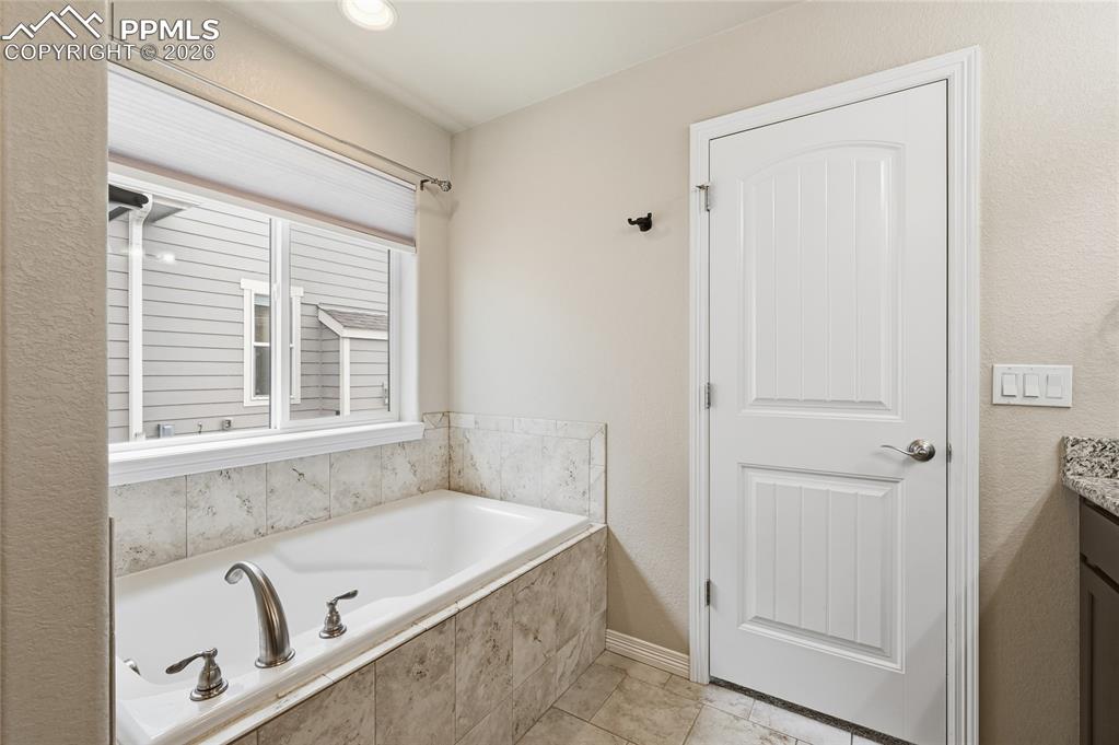 Image 23 of 40: Bathroom