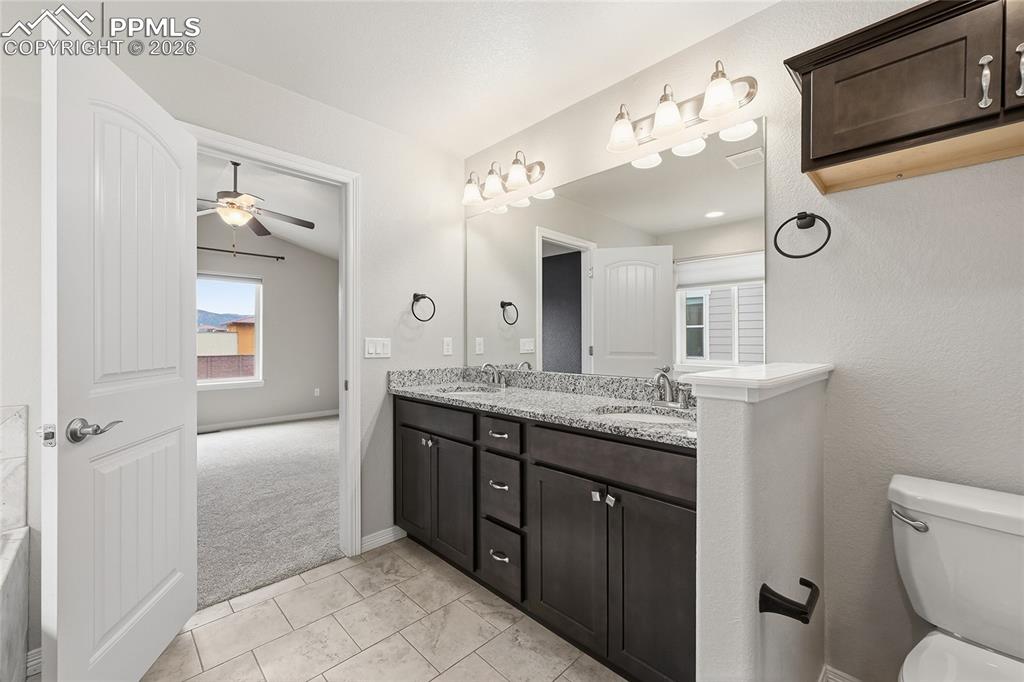 Image 25 of 40: Bathroom