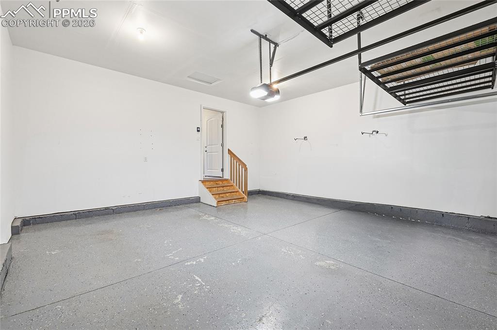 Image 36 of 40: Garage