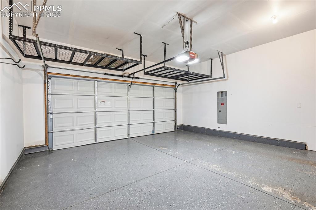 Image 37 of 40: Garage