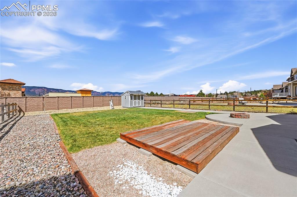 Image 39 of 40: Yard