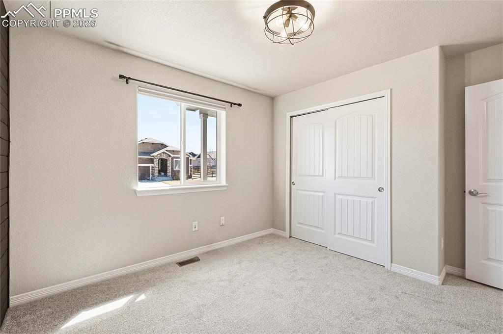 Image 7 of 40: Bedroom