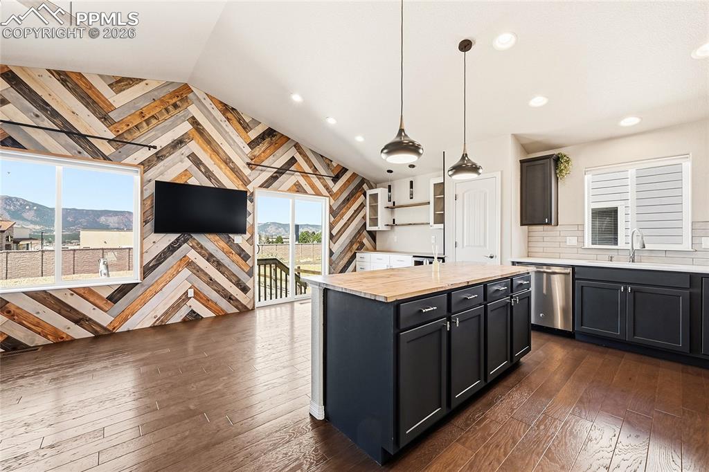 Image 9 of 40: Kitchen