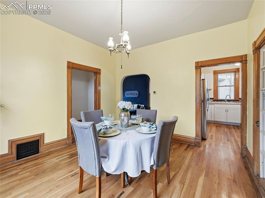 Image 14 of 33: Dining Area