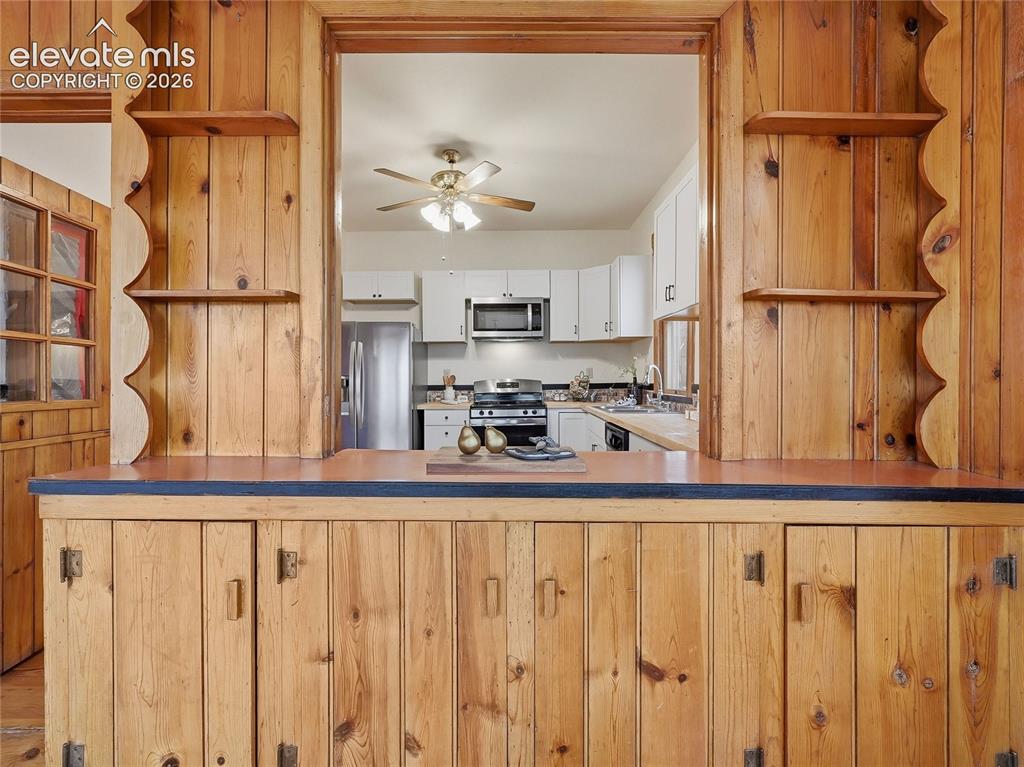 Image 14 of 33: Kitchen