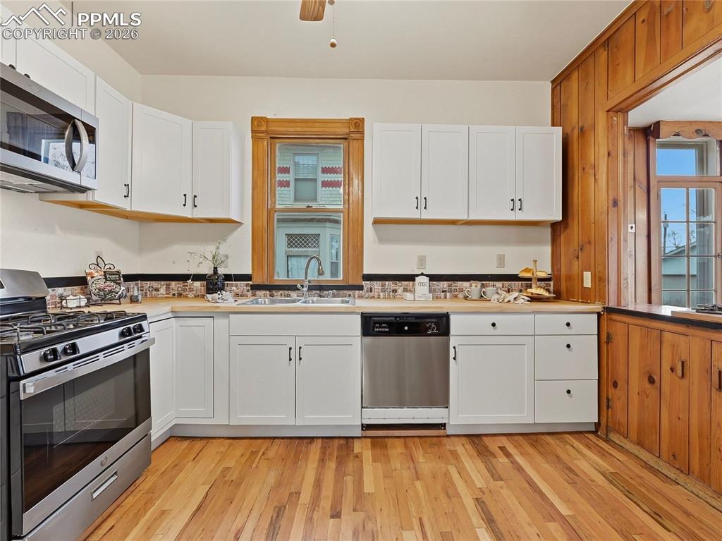 Image 15 of 33: Kitchen