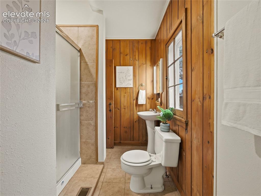 Image 17 of 33: Main level bath w/shower.