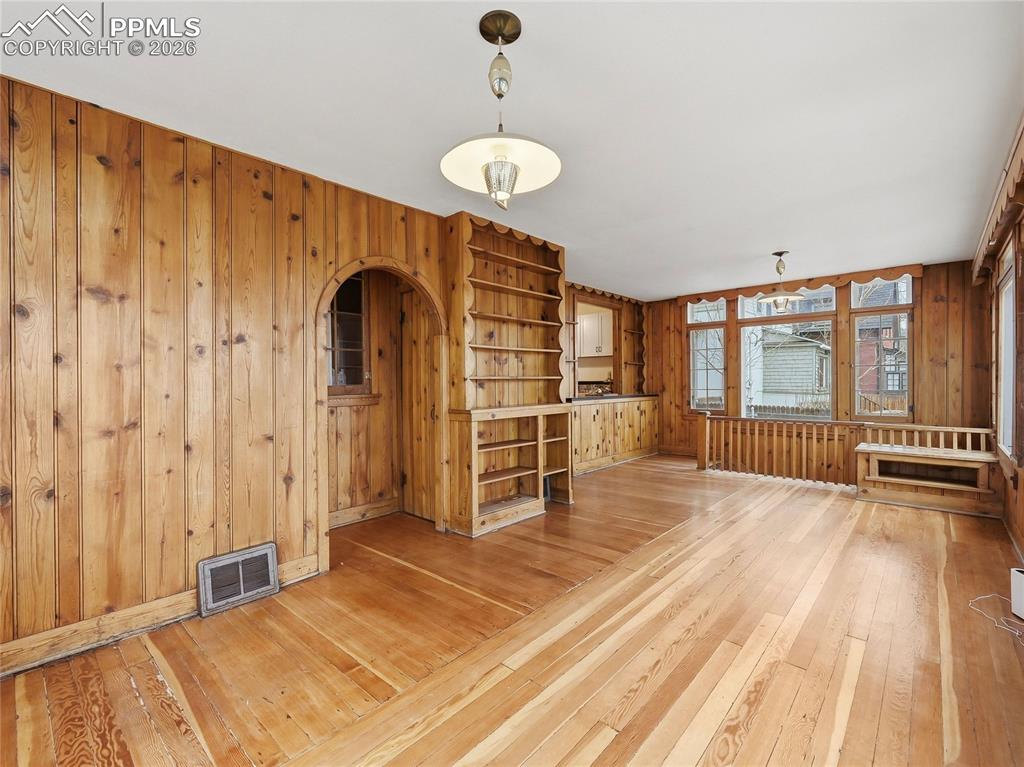 Image 19 of 33: Living Room