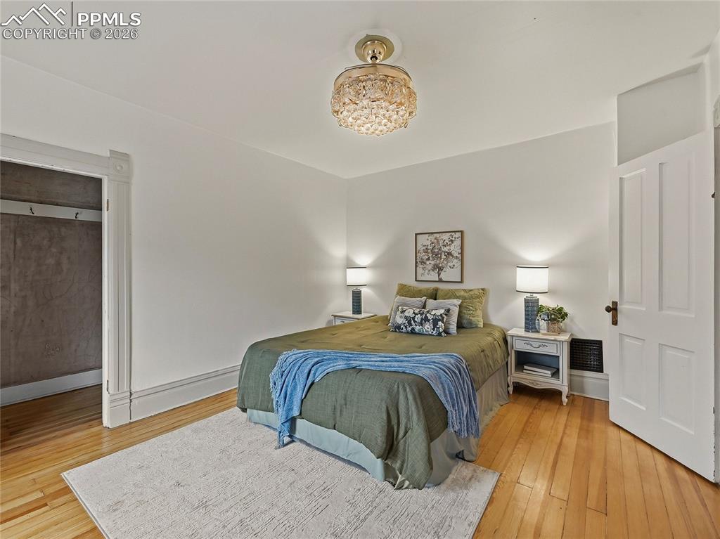 Image 21 of 33: Bedroom