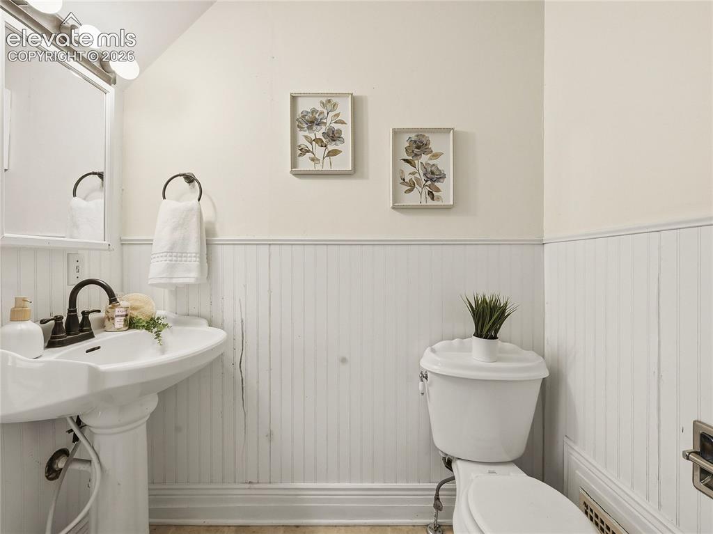 Image 21 of 33: Upstairs full bath.
