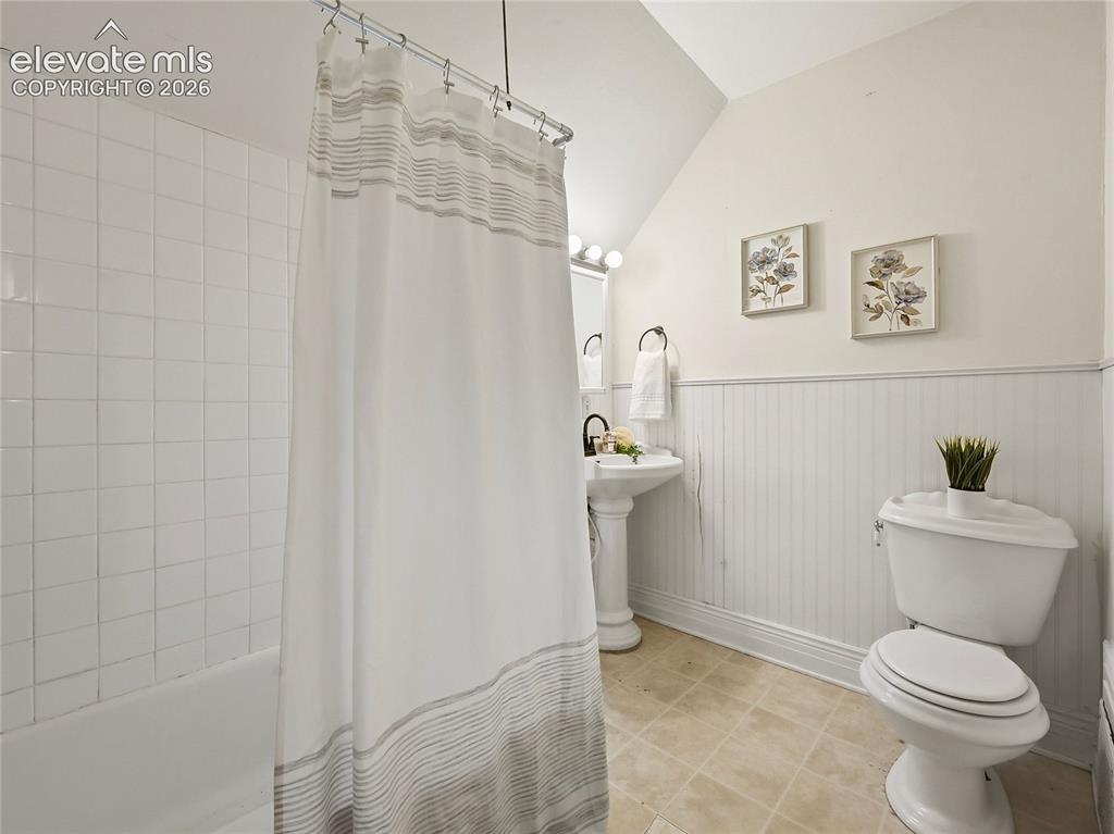 Image 22 of 33: Full bath w/tub/shower combo.
